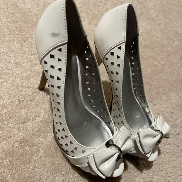 White Guess platform heels - Picture 2 of 5